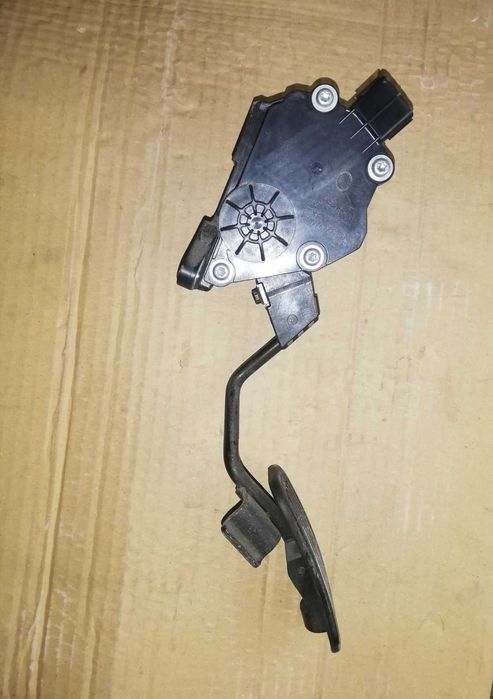 Педал за газта на Lexus is220d