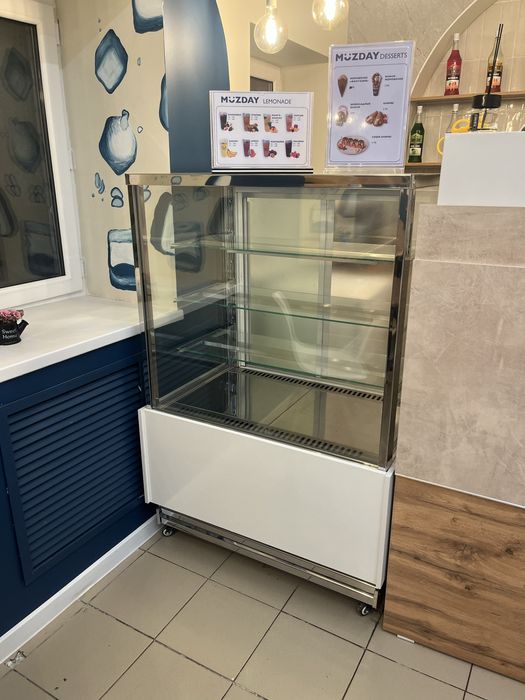 Продаю витринный холодильник