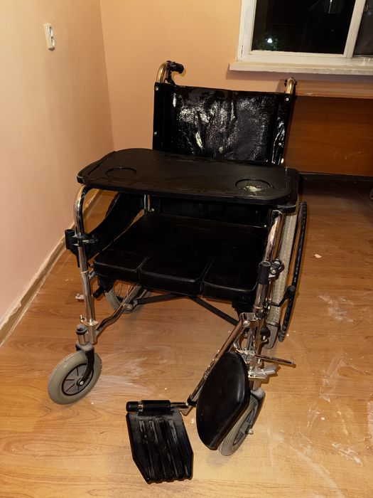 Инвалидное кресло со столиком