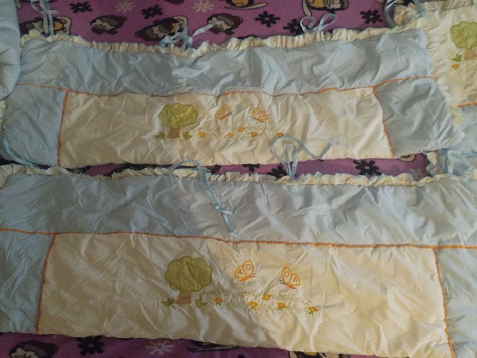 сини обиколници за кревачето на бебето