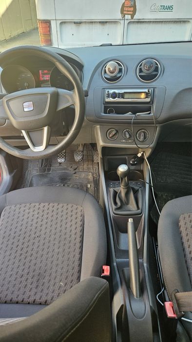 SEAT Ibiza 1.2 benzină, 2009 – Roșu, AC, 1,900 € – URGENT