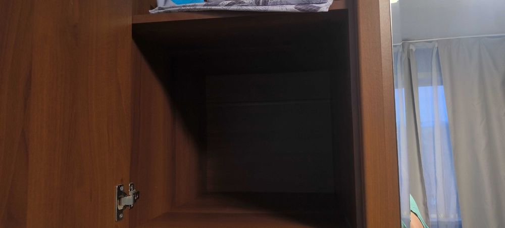 Большой шкаф для одежды с зеркалом