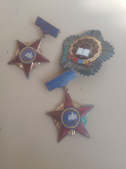 Vind geanta foarte veche ani 50 vitrege nasturi vechi o cutie de halva plina anii 50 mai multe relatii la tel