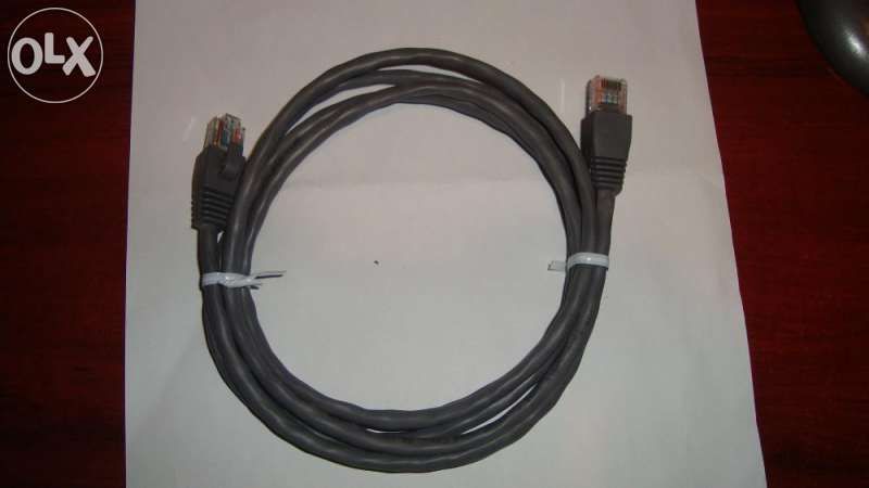 A/V, RGB, USB, захранващи и интернет кабели.