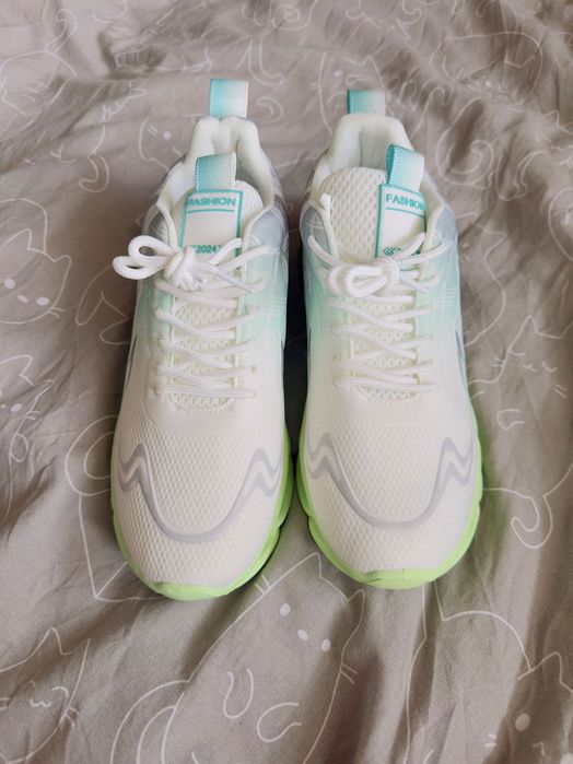 Продам кроссовки 37 размера