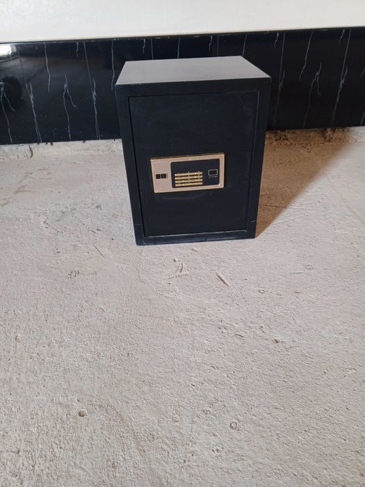 Seyf sotiladi srochno