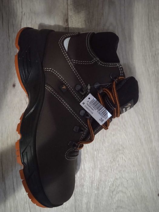 Продам защитную обувь