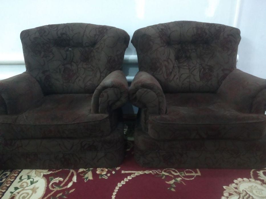 Коричневого  цвета  мягкая мебель диван кресла и полуторка с