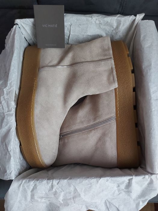 Vic matie - Noi - Cu eticheta