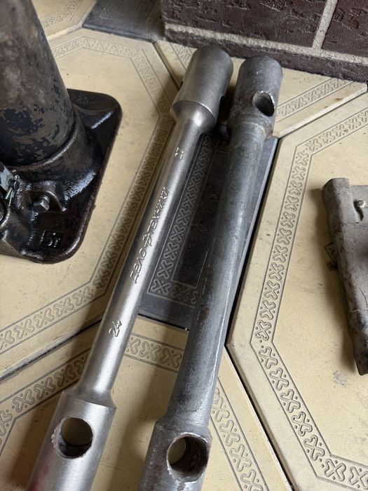 Домкрат на газель и балоный ключ б/у