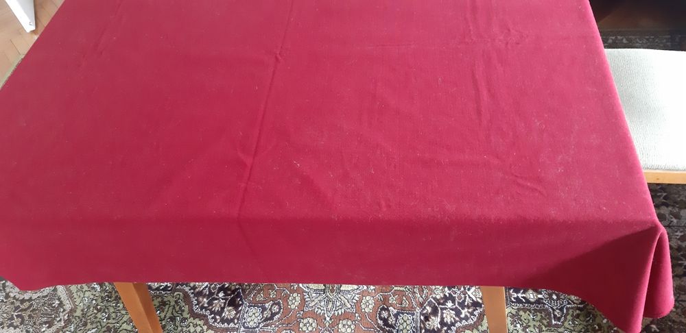 Покривка от лен и памук и червена вълнен плюш