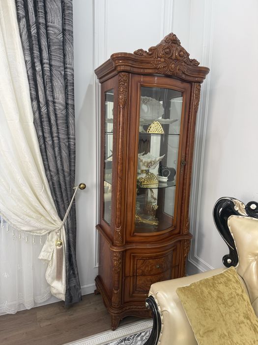 Срочно продам 2 серванта и тумбу под тв