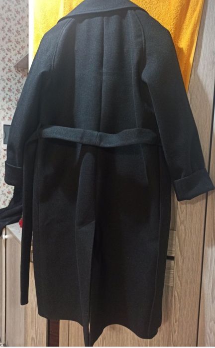 В продаже чёрный пальто