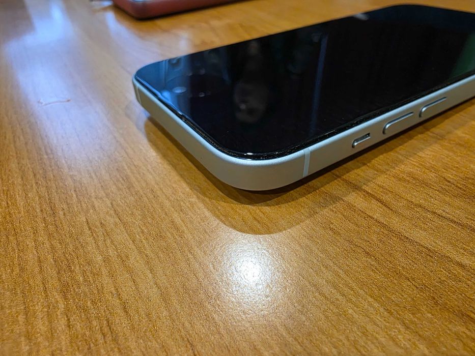 Продавам Iphone 15