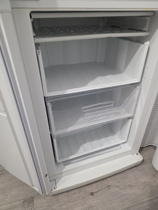 Холодильник б/у Indesit не рабочий