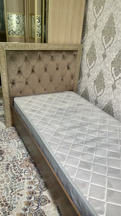 Кровать с матрасом