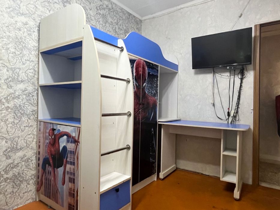 Шкаф, стол, кровать