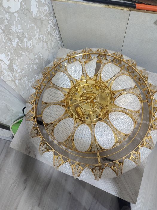 Люстра для зала продается