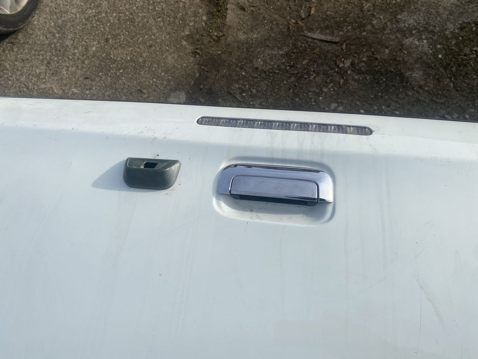 Usa bena, usa spate, Mitsubishi L200