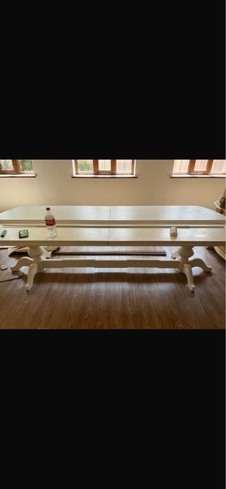 Большой стол белого цвета