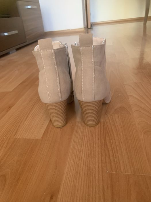 Продавам боти на токчета