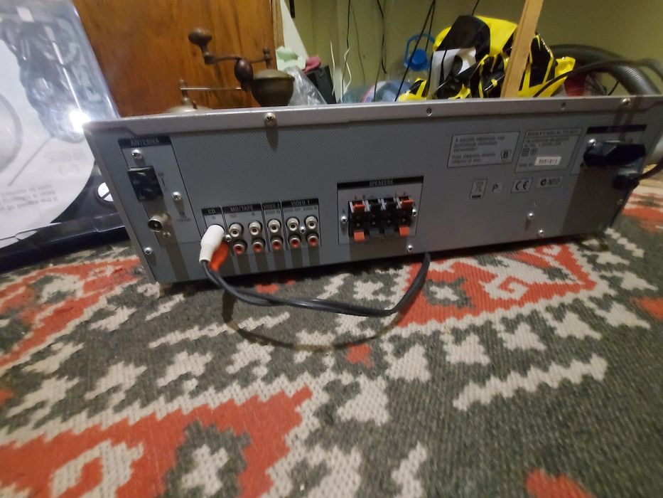 Два броя усилватели