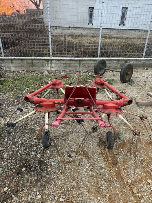 Vand grebla de imprastiat iarba