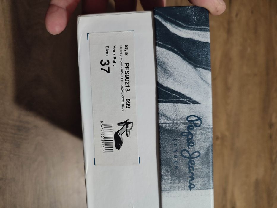 Дамски маратонки Pepe Jeans обувани два пъти целите със златни паети.