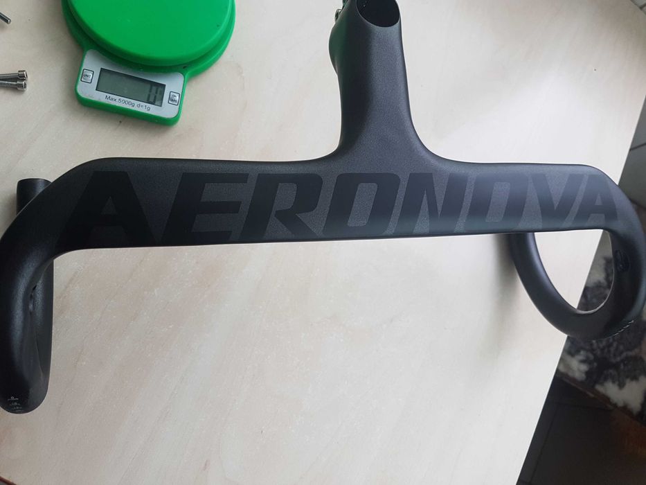 Ghidon carbon cursiera Integrat cu pipa AERONOVA aero Nou 40 42 44