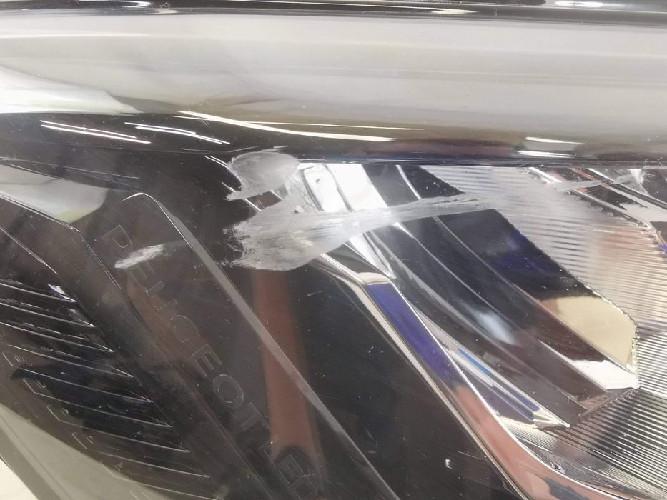 Десен фар / Far Dreapt Full Led Peugeot 208 2 Оригинален Десен фар за