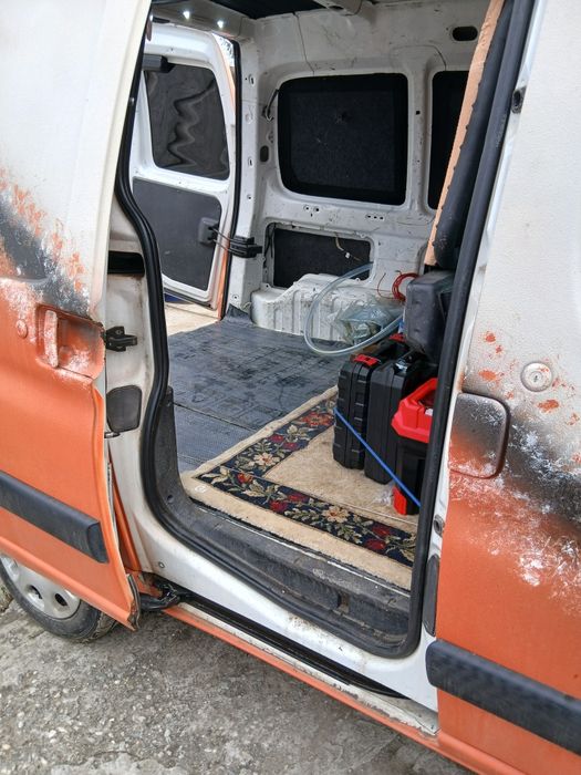 Inchiriez auto Peugeot Partner