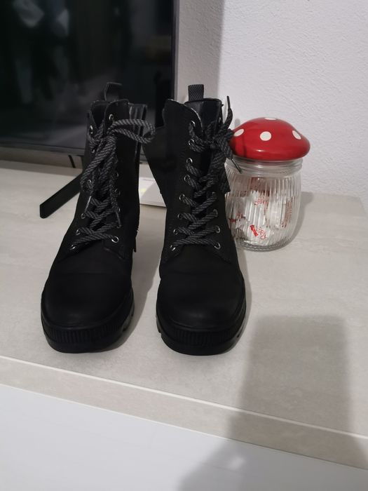 Vând ghete pentru femei