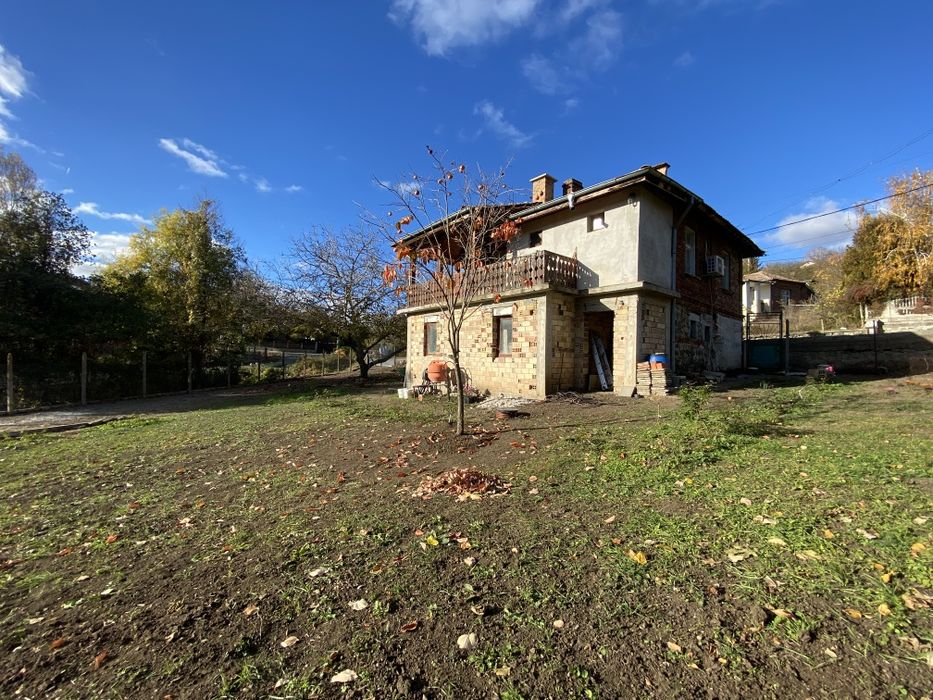 Собственикът продава еднофамилна къщата. На 18 км от гр. Приморско.