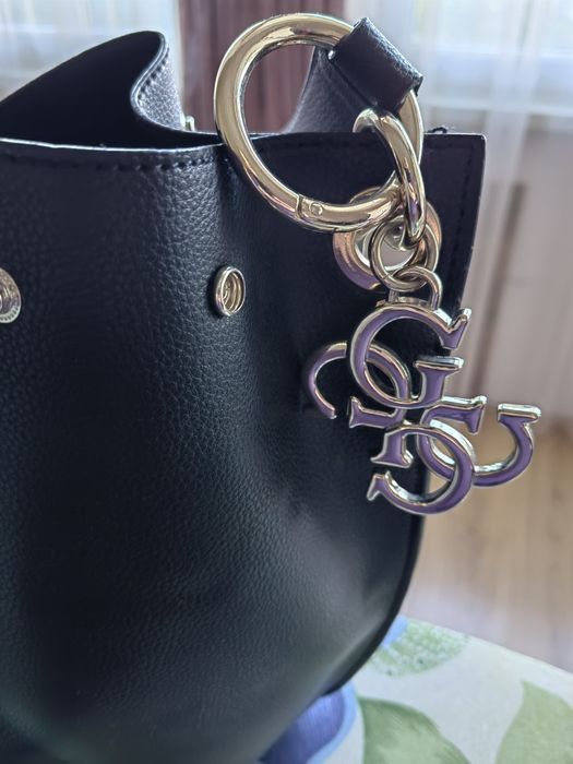 Дамска чанта Guess.