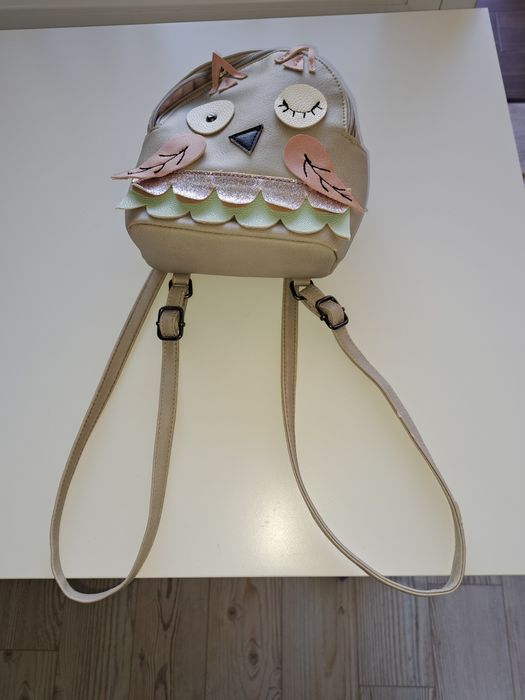 Продавам раница.