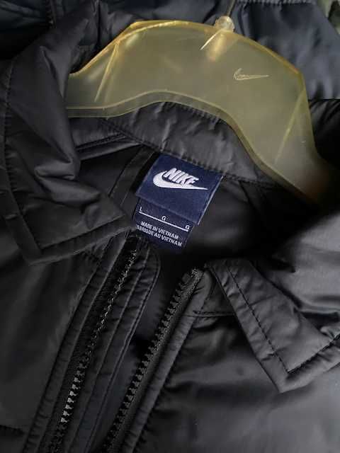 Geacă bărbătească Nike neagră, matlasată, groasă, L