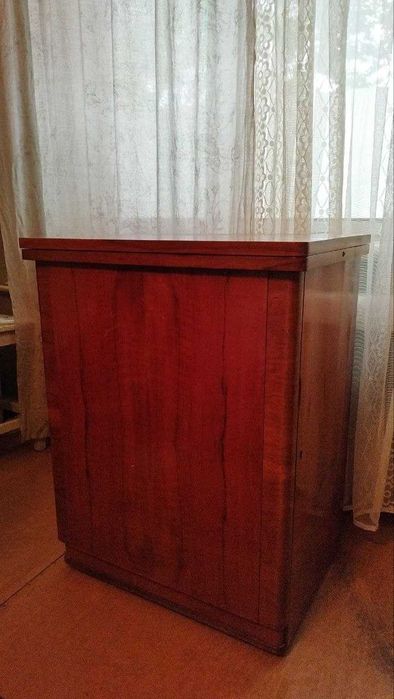 Швейная ножная машинка "LADA".Чехия.В тумбе.Своя из первых рук!