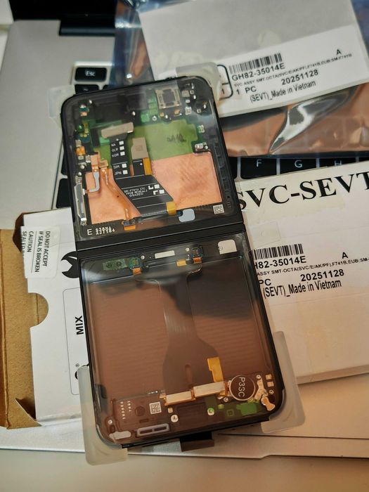 Нов Оригинален LCD Дисплей Service Pack за Samsung Galaxy Z Flip 6 5G F741 / Black / Гаранция / GH82-35014E / GH82-35013E /