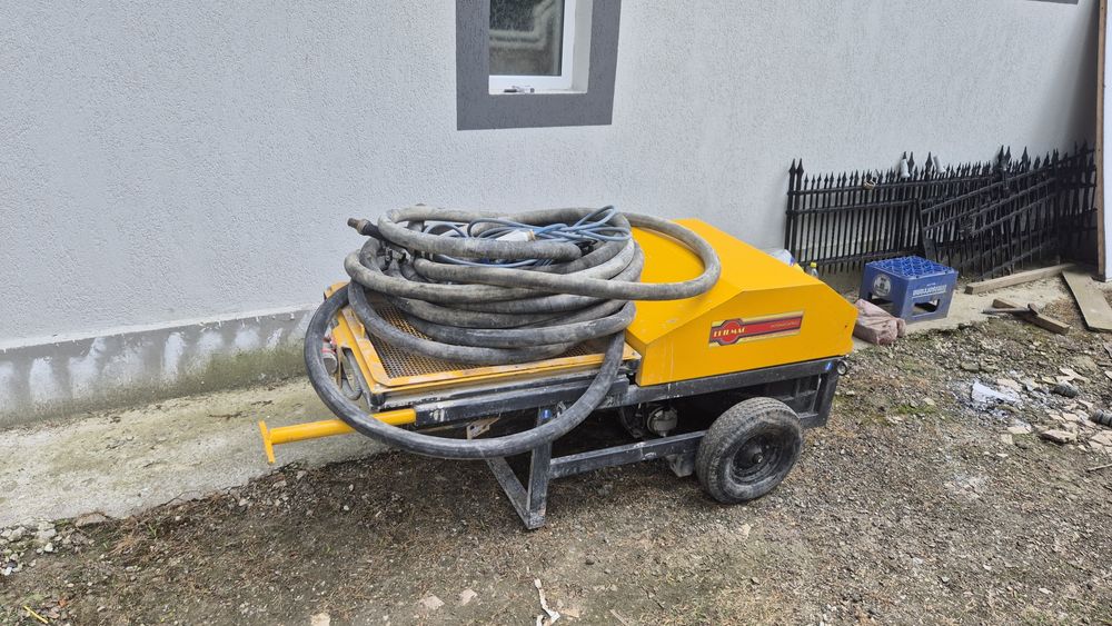 Masina de tencuit cu nisip si multibat,pentru randament sporit ,masina fuctioneaza cu materialul  pregatit  in  betoniera  care incarca cuva pompei