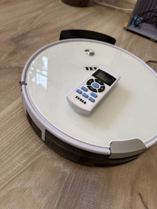 Aspirator Tesla alb cu telecomanda