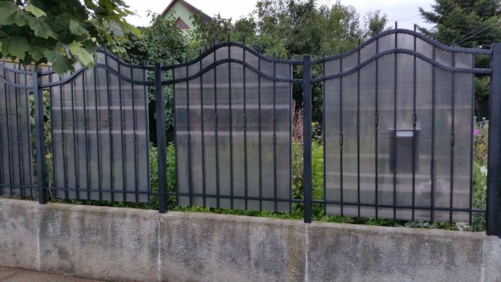 gard din lemn sau din teava rectangulara ,gard metal