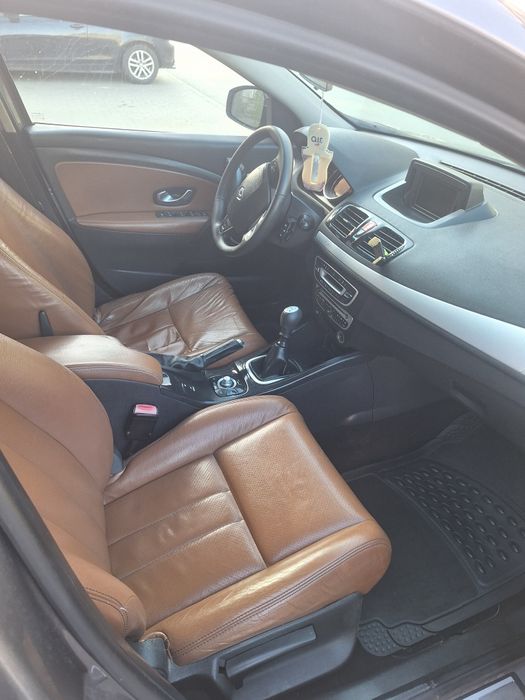 Vând Renault Megan 3 2010...motor 1.5 dci  0756621685