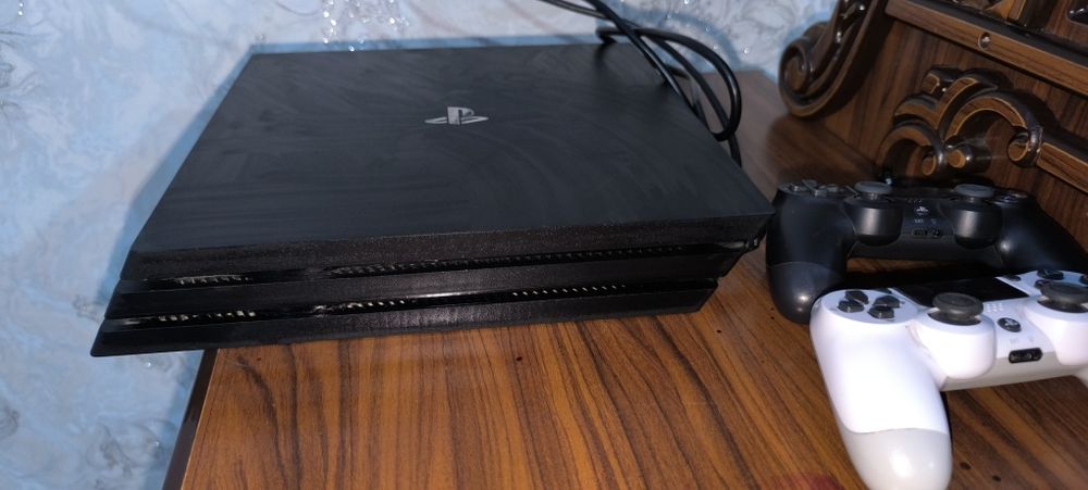 PlayStation 4 pro 1 T lik 5 oʻyinlar bilan holati yaxshi 2 ta jostiki
