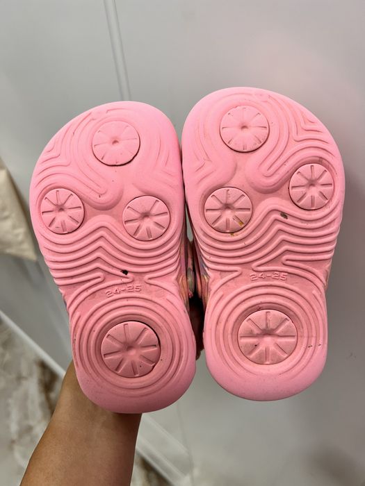 Детски шапки и Кроксове 3-4г