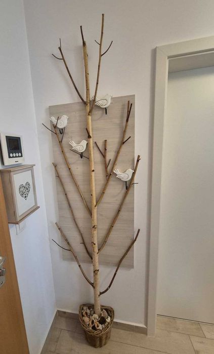 Cuier unicat tip copac, din lemn natural de mesteacăn, cu decor pasări și bază coș cu pietre albe