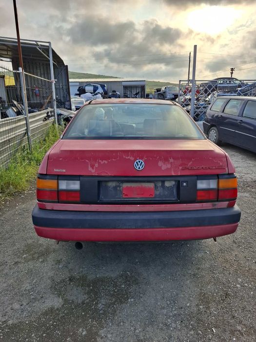 Volkswagen Passat  1.8 бензин 1988 година 90к.с на части