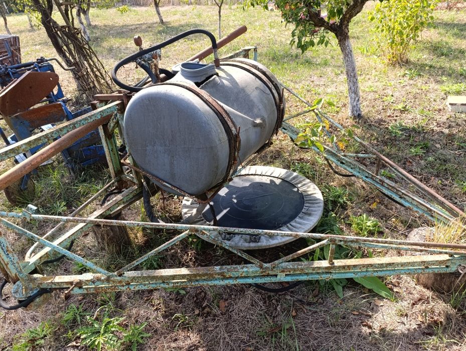 Vând plug 3 trupite și pompa de ierbicidat