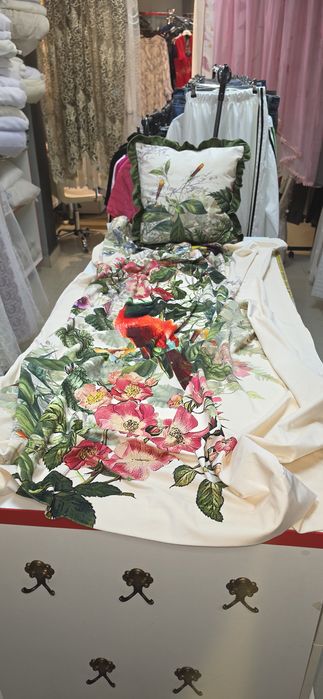 Set draperie cu pernă.draperiile sunt doar cate o bucata ,accesorizate cu rejansă.Au lățime de 150 cu înălțime de 160.
