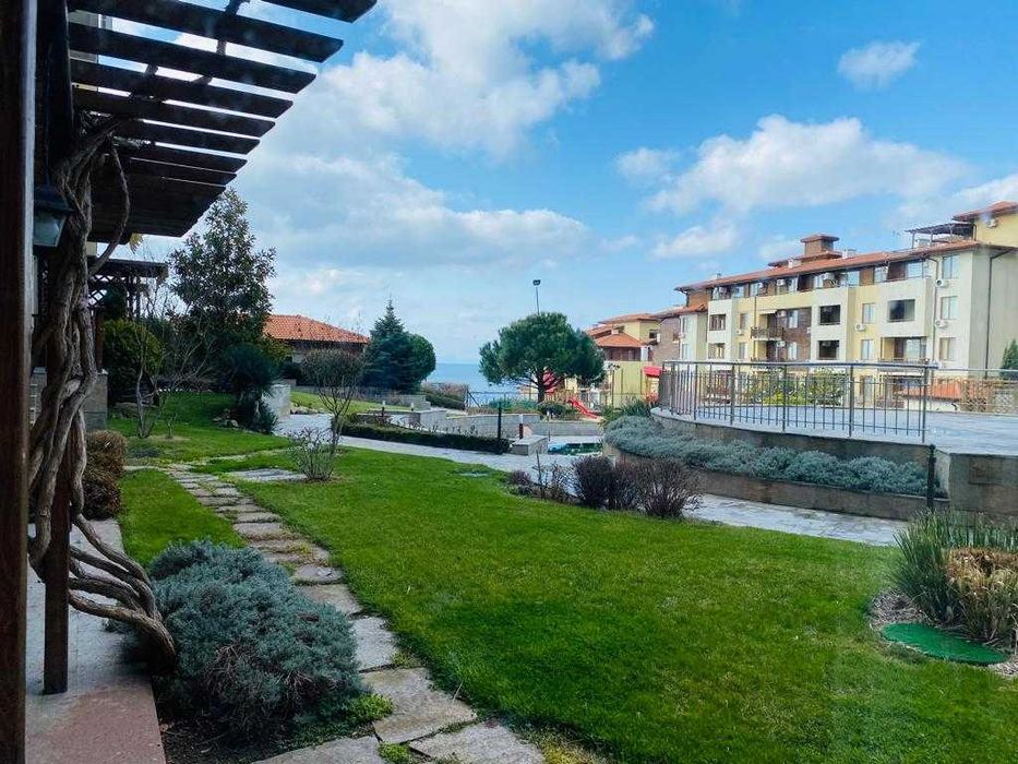 Тристаен апартамент в к-с „Райска градина“, Първа линия