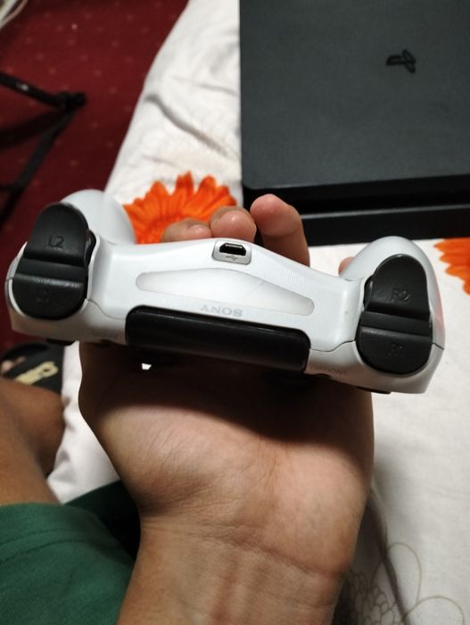 Vând PS4 slim cu 500gb